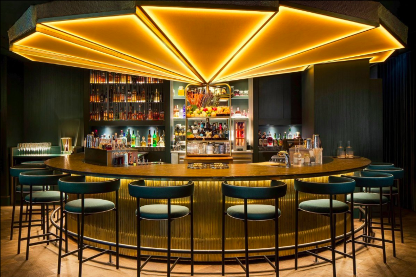 Die Ory-Bar ist vom Mandarin Oriental als auch von der Straße aus zugänglich.