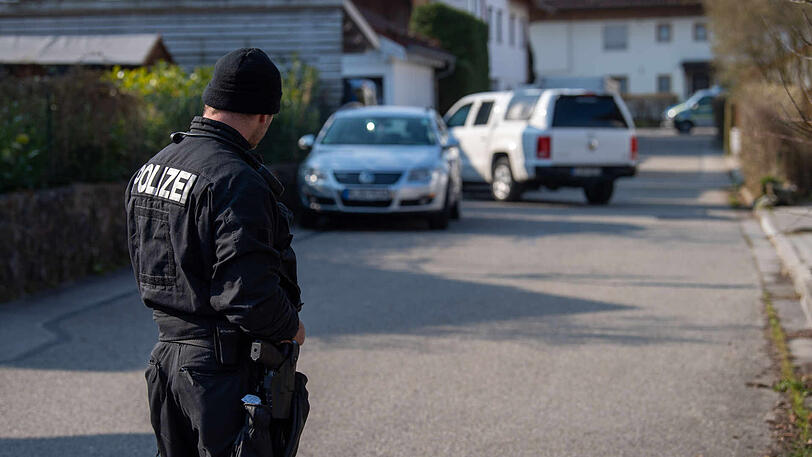 Ein Polizist am Tatort in Vogtareuth.