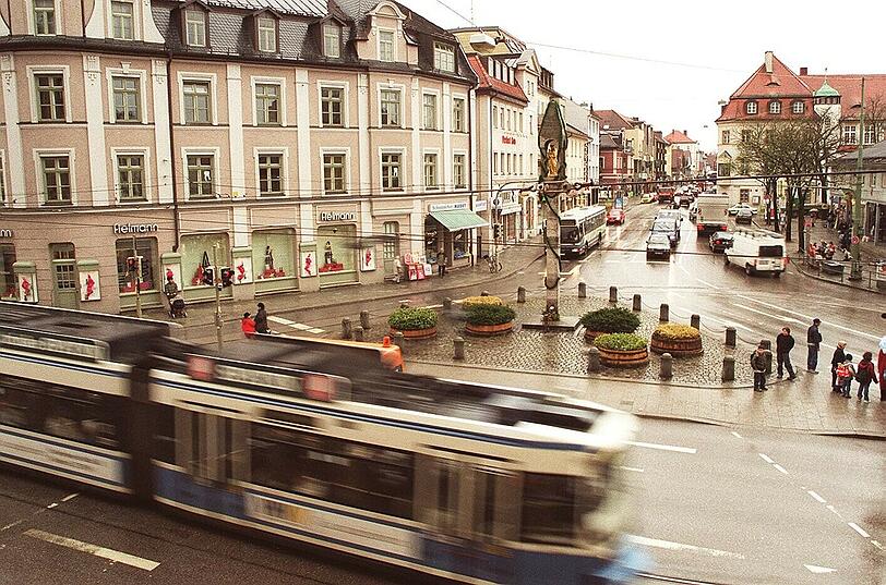 So wie auf diesem Bild aus dem Jahr 2001 sieht es heute nicht mehr ganz aus. Trotzdem ist die Situation auf dem Pasinger Marienplatz verbesserungswürdig.