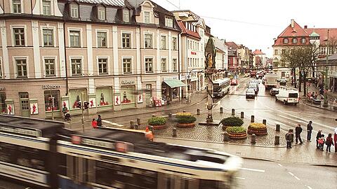 So wie auf diesem Bild aus dem Jahr 2001 sieht es heute nicht mehr ganz aus. Trotzdem ist die Situation auf dem Pasinger Marienplatz verbesserungswürdig.