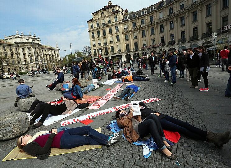 Wut bei den Münchner Pflegenden: Aus Protest legten sie sich an den Stachus. Die Bilder vom Protest-Liegen...