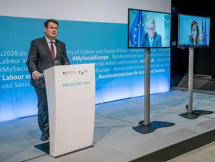 Bundesminister Hubertus Heil (SPD, l) spricht bei einer Pressekonferenz nach der Informellen Videokonferenz der EU-Arbeits- und -Sozialminister.