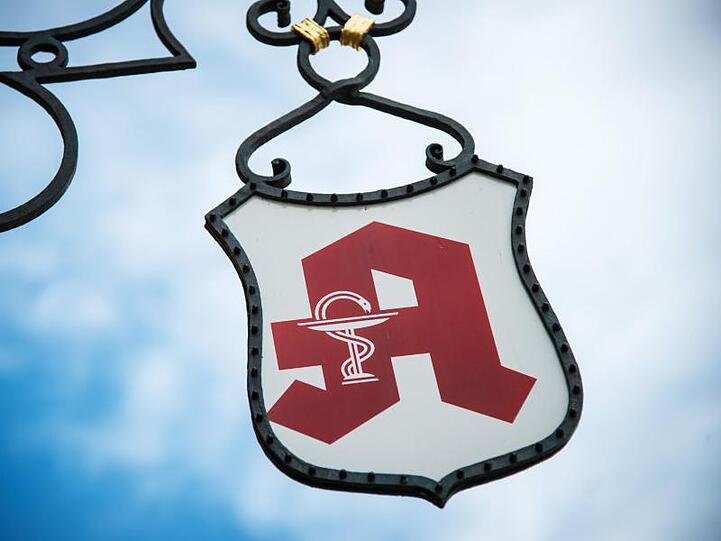 Ein Apothekenschild hängt an einem geschmiedeten Ausleger. Foto: David-Wolfgang Ebener/dpa/Archivbild