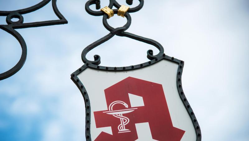 Ein Apothekenschild hängt an einem geschmiedeten Ausleger. Foto: David-Wolfgang Ebener/dpa/Archivbild Ein Apothekenschild hängt an einem geschmiedeten Ausleger. Foto: David-Wolfgang Ebener/dpa/Archivbild