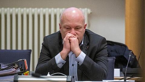 Joachim Wolbergs sitzt im Verhandlungssaal im Landgericht.