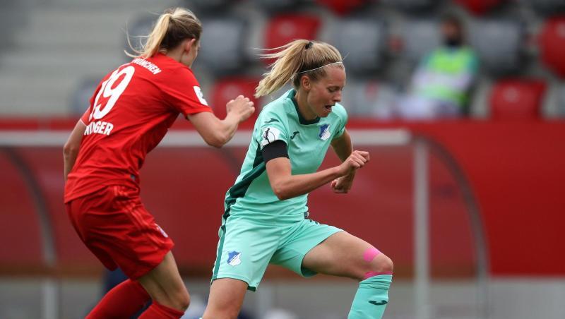 Maximiliane Rall (rechts) von der TSG 1899 Hoffenheim im Duell mit Carina Wenninger vom FC Bayern. (Archivbild)