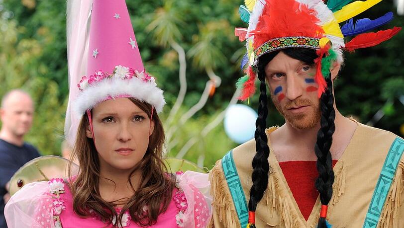 "Schatz, nimm du sie!": Toni (Carolin Kebekus) und Marc (Maxim Mehmet) sprengen den Geburtstag ihres eigenen Sohnes.