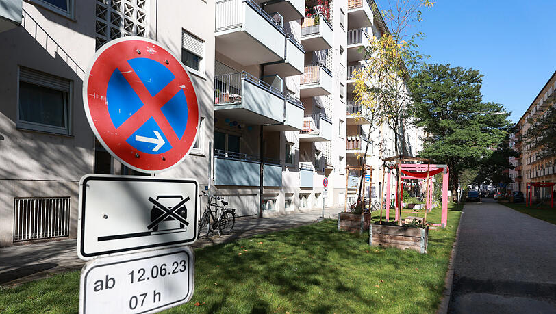 In der Kolumbusstraße wurden aus Parkplätzen Grünflächen. Wie finden die Münchner solche Maßnahmen? Eine Umfrage zeigt nun: Etwas mehr Menschen sind dagegen.