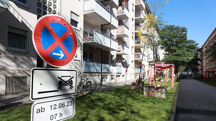 In der Kolumbusstraße wurden aus Parkplätzen Grünflächen. Wie finden die Münchner solche Maßnahmen? Eine Umfrage zeigt nun: Etwas mehr Menschen sind dagegen.