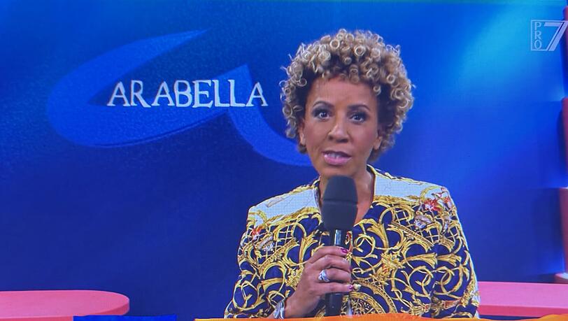 In gewohntem Setting präsentiert Arabella Kiesbauer ihren Kult-Talk "Arabella" bei "Wer stiehlt mir die Show?". In gewohntem Setting präsentiert Arabella Kiesbauer ihren Kult-Talk "Arabella" bei "Wer stiehlt mir die Show?".
