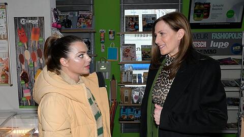 "GZSZ": Emily (l.) dankt Katrin aufrichtig, dass sie auf Kate eingewirkt hat.