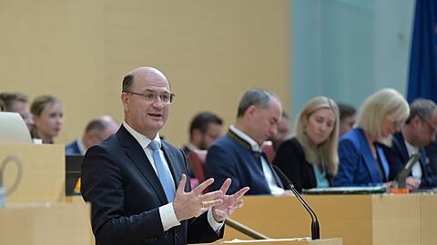 Finanzminister Albert F&uuml;racker (CSU) ist mit den bisherigen Beh&ouml;rdenverlagerungen zufrieden.