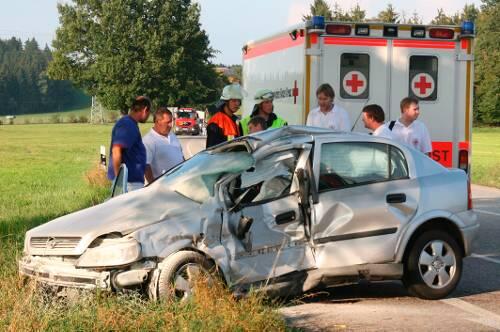 Der Opel Astra nach dem Crash: Der Fahrer und seine Frau (beide 80) starben noch an der Unfallstelle.
