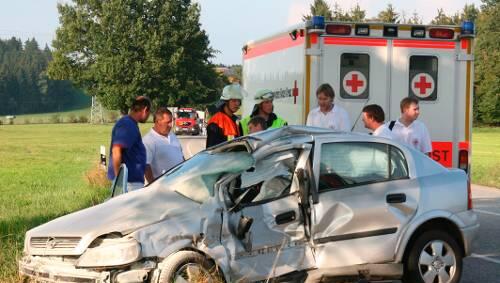 Der Opel Astra nach dem Crash: Der Fahrer und seine Frau (beide 80) starben noch an der Unfallstelle. Der Opel Astra nach dem Crash: Der Fahrer und seine Frau (beide 80) starben noch an der Unfallstelle.