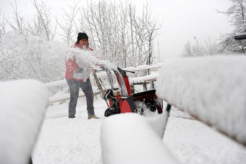 Wintersportfreunde können sich freuen: In einigen Regionen Bayerns hat sich am Montag endlich der Winter blicken lassen - auch in anderen Teilen Deutschlands fiel Schnee.
