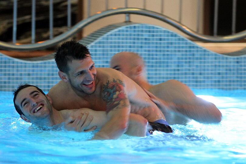 Die Sechzger plantschen in Belek im Pool.