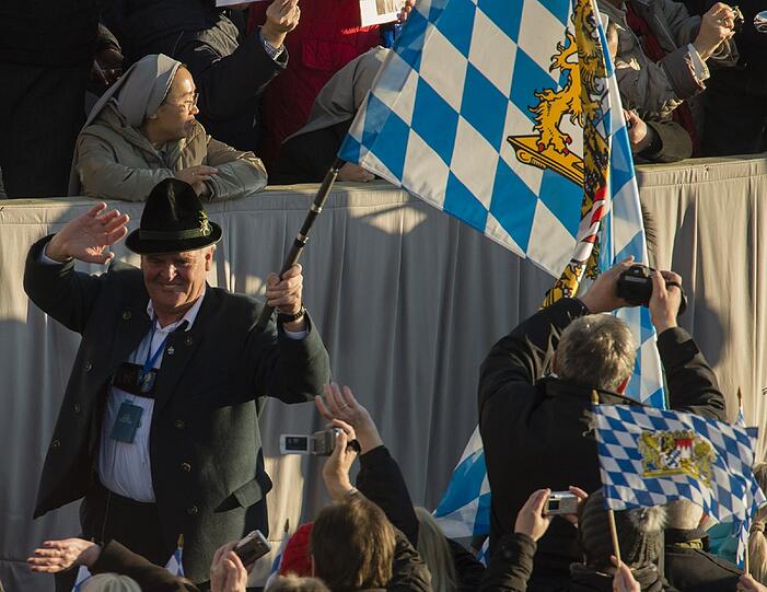 Zahlreiche gutgelaunte Pilger aus Bayern sind zur Audienz des Papstes nach Rom gereist.
