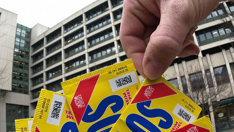 Eine Hand zieht vor dem jusitzzentrum Lose. So ähnlich muss man sich das Verfahren bei der Platzvergabe im NSU-Prozess vorstellen. Eine Hand zieht vor dem jusitzzentrum Lose. So ähnlich muss man sich das Verfahren bei der Platzvergabe im NSU-Prozess vorstellen.