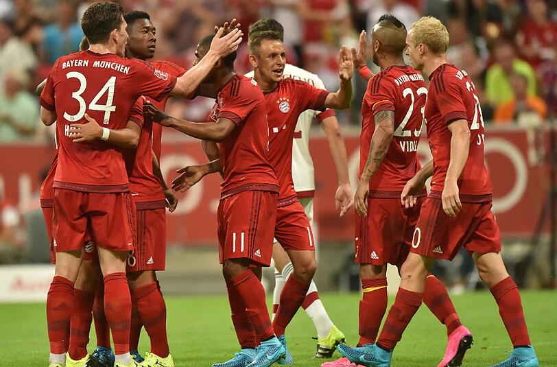 Der FC Bayern jubelt nach dem 1:0 in der 1. Halbzeit gegen den AC Mailand.