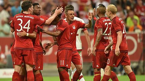 Der FC Bayern jubelt nach dem 1:0 in der 1. Halbzeit gegen den AC Mailand.
