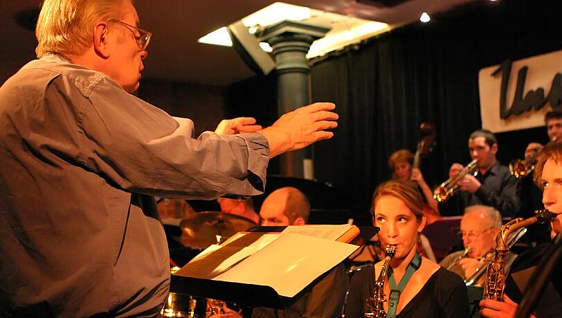 Leitet die Uni Big Band: Joe Viera. Leitet die Uni Big Band: Joe Viera.