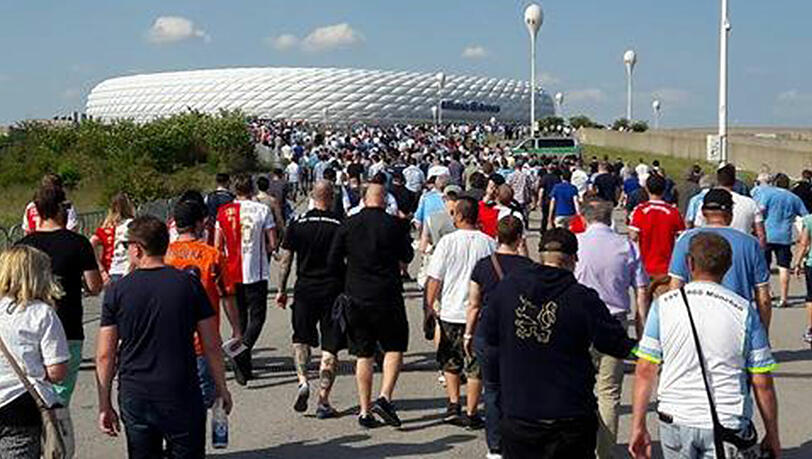 Die Fans strömen zum Stadion Die Fans strömen zum Stadion