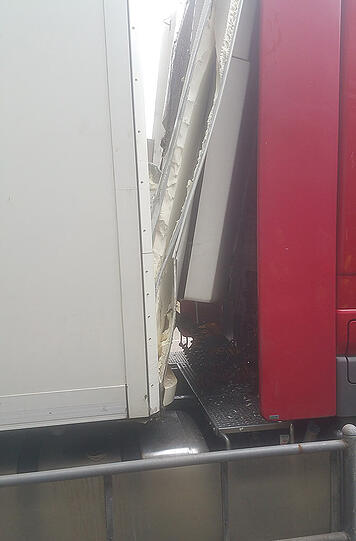 Der Lkw schrammte mit dem Dach gegen die Decke der Unterführung in der Rosenheimer Straße. Die Bilder.