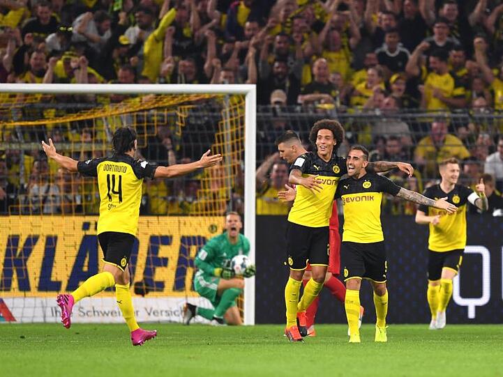 Dortmunds Nico Schulz (l-r), Axel Witsel, Torschütze Paco Alcacer und Marco Reus bejubeln den Treffer zum 1:0.
