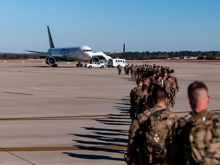 Wegen neuer Spannungen im Nahen Osten verlegen die USA Medienberichten zufolge zusätzlich bis zu 3500 Soldaten in die Region.