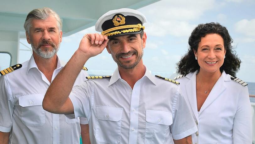 Staff-Kapitän Martin Grimm (Daniel Morgenroth), Kapitän Max Parger (Florian Silbereisen, Mitte) und Hoteldirektorin Hanna Liebhold (Barbara Wussow) kümmern sich um die Gäste auf dem "Traumschiff".