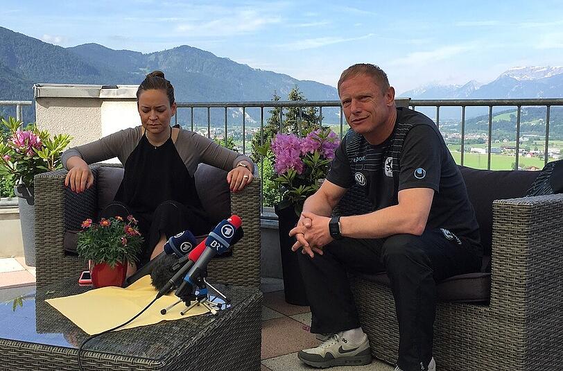 Alpenpanorama zur Pressekonferenz: Pressesprecherin Lil Zercher und 1860-Coach Torsten Fröhling.