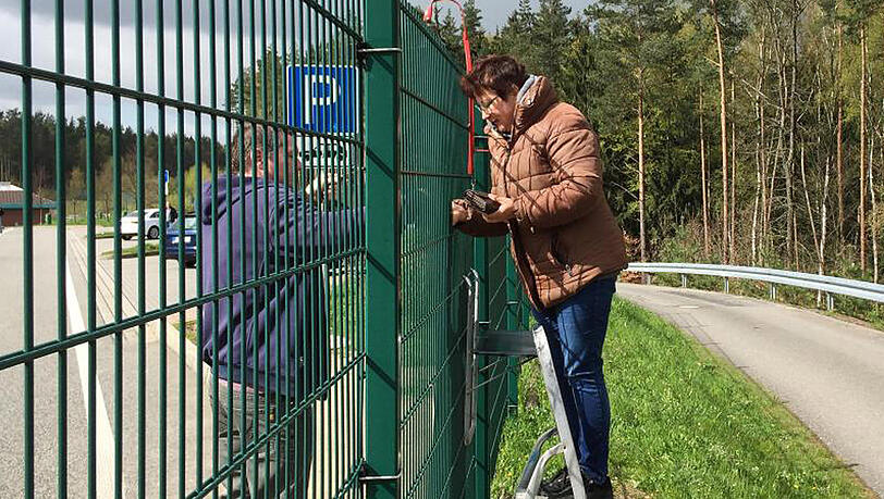 Über den Zaun: Die Imbiss- und Raststättenbetreiberin Christina Wagner lässt sich den Bratwurstverkauf nicht verbieten. Über den Zaun: Die Imbiss- und Raststättenbetreiberin Christina Wagner lässt sich den Bratwurstverkauf nicht verbieten.