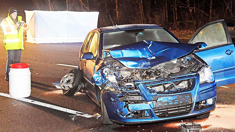 Die 30-Jährige wurde von einem Auto erfasst und schwer verletzt. Sie starb noch an der Unfallstelle.