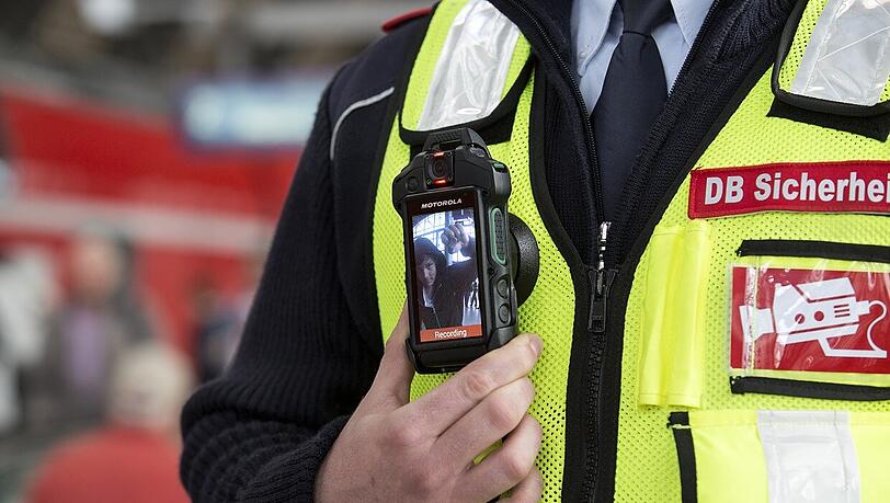 Die Bodycams sollen die Mitarbeiter vor Angriffen schützen. Die Bodycams sollen die Mitarbeiter vor Angriffen schützen.