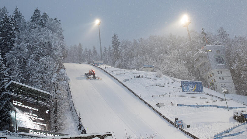 Hier ist Skispringen nicht möglich: Die Schanze in Bischofshofen - und sehr viel Schnee.