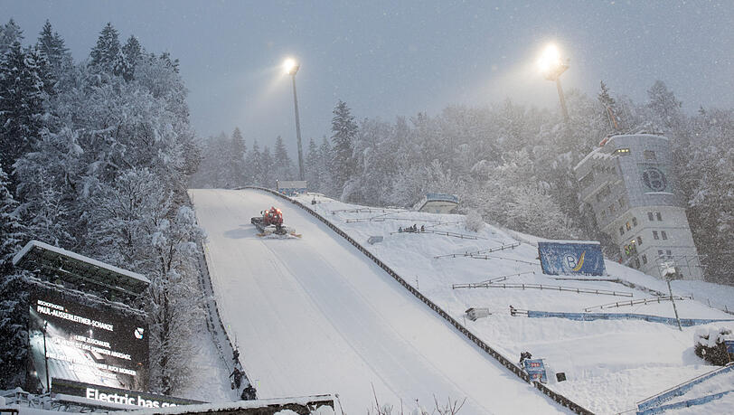 Hier ist Skispringen nicht möglich: Die Schanze in Bischofshofen - und sehr viel Schnee. Hier ist Skispringen nicht möglich: Die Schanze in Bischofshofen - und sehr viel Schnee.