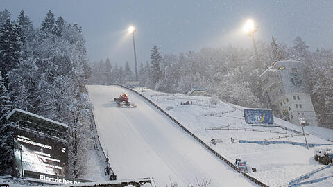 Hier ist Skispringen nicht möglich: Die Schanze in Bischofshofen - und sehr viel Schnee.