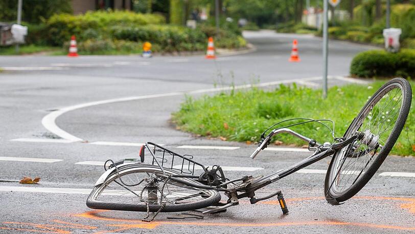 Bei einem Verkehrsunfall in Planegg wird ein Fahrradfahrer aus München schwer verletzt. Der Mann schwebt in Lebensgefahr. (Symbolbild)
