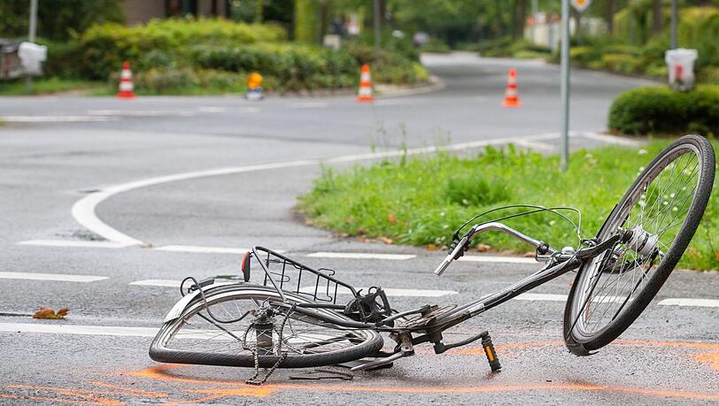 Bei einem Verkehrsunfall in Planegg wird ein Fahrradfahrer aus M&uuml;nchen schwer verletzt. Der Mann schwebt in Lebensgefahr. (Symbolbild)