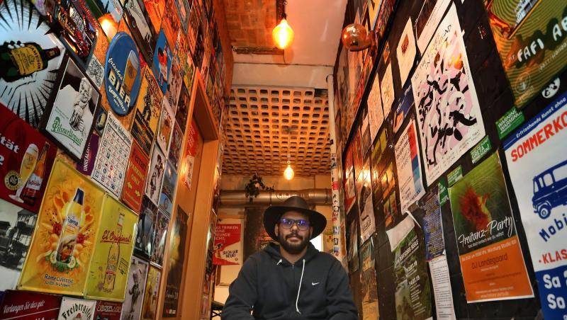 Anis Ben Hamouda, Geschäftsführer des Kiosks sitzt im Eingangsbereich seines Spätis. Foto: Karl-Josef Hildenbrand Anis Ben Hamouda, Geschäftsführer des Kiosks sitzt im Eingangsbereich seines Spätis. Foto: Karl-Josef Hildenbrand
