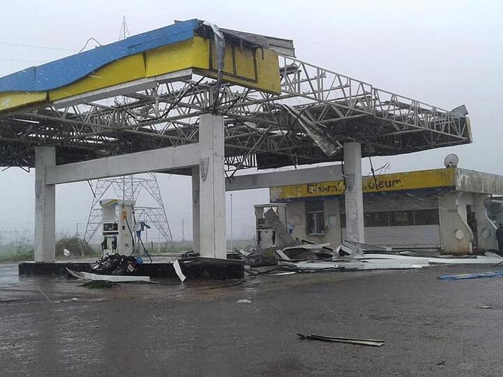 Am Stadtrand von Puri steht eine Tankstelle, die durch den Zyklon zerstört worden ist.