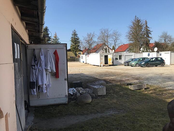 Der Blick aus dem Atelier: Die Freifläche will die Stadt zu einer Grünfläche umgestalten - der Lerchenauer See liegt nur 200 Meter weg.