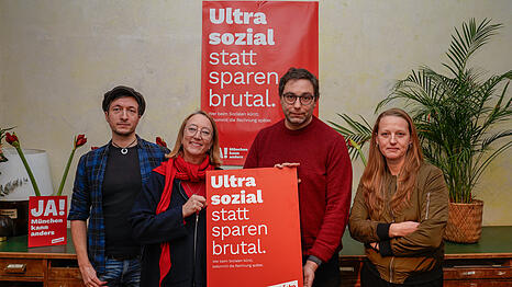 Auch einen Reim hat sich die Linke ausgedacht: "Ultra sozial. Statt sparen brutal". Das Schild halten die Spitzenkandidaten Katharina Horn und Stefan Jagel. Daneben stehen der Mieten-Aktivist Christian Schwarzenberger und Sozialarbeiterin Lilly Parente.