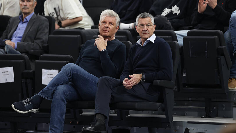 Dieter Reiter (l.) und FC-Bayern-Pr&auml;sident Herbert Hainer beim Besuch eines Basketball-Spiels des FC Bayern.