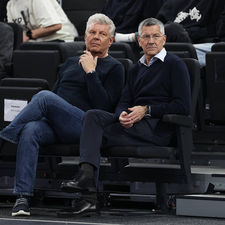 Dieter Reiter (l.) und FC-Bayern-Pr&auml;sident Herbert Hainer beim Besuch eines Basketball-Spiels des FC Bayern.