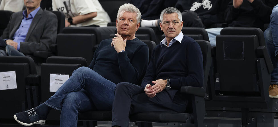 Dieter Reiter (l.) und FC-Bayern-Pr&auml;sident Herbert Hainer beim Besuch eines Basketball-Spiels des FC Bayern.