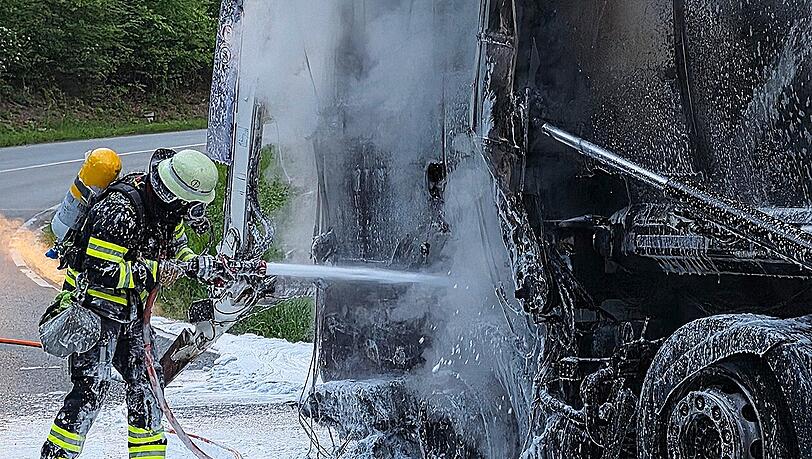 Der Fahrer des Lastwagens rettete sich rechtzeitig ins Freie und blieb unverletzt.