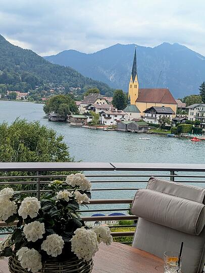 In der neuen Suite im dritten Stock kann man direkt auf das berühmte Tegernsee-Motiv schauen. In der neuen Suite im dritten Stock kann man direkt auf das berühmte Tegernsee-Motiv schauen.