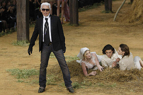 Er ist zurück: Karl Lagerfeld mischt mit seinem Landhaus-Style die Pret-a-Porter-Schauen in Paris auf.