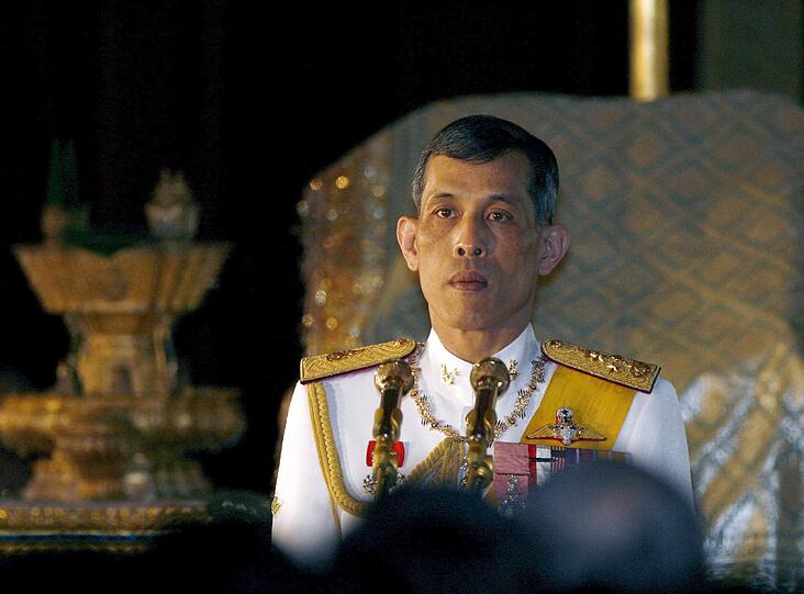 Der thailändische Kronprinz Maha Vajiralongkorn am 21.01.2008 bei den Feierlichkeiten zur Parlamentseröffnung im Thronsaal des Dusit-Palast in Bangkok, Thailand. Ein Verkehrsflugzeug Boeing 737 des Kronprinzen ist auf dem Münchner Flughafen beschlagnahmt worden.